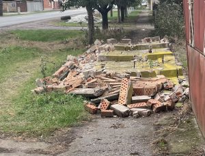 KUKAONICA – Prijava srušene ograde na trotoaru KUKAONICA – Prijava srušene ograde na trotoaru