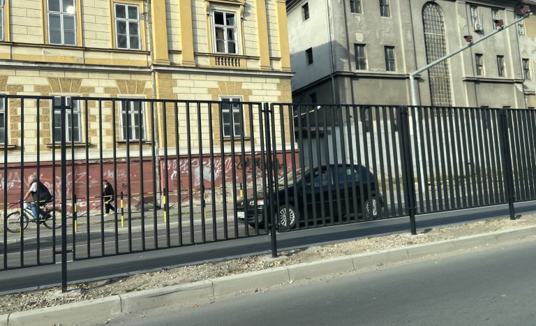 Postavljena nova zaštitna ograda u ulici Maksima Gorkog