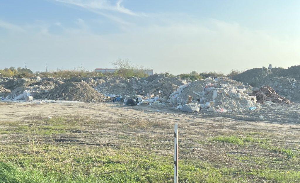 KUKAONICA: Divlja deponija u produžetku Bajnatske ulice kod podvožnjaka