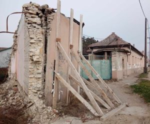 KUKAONICA: Opasni polusrušeni objekti na Majšanskom putu