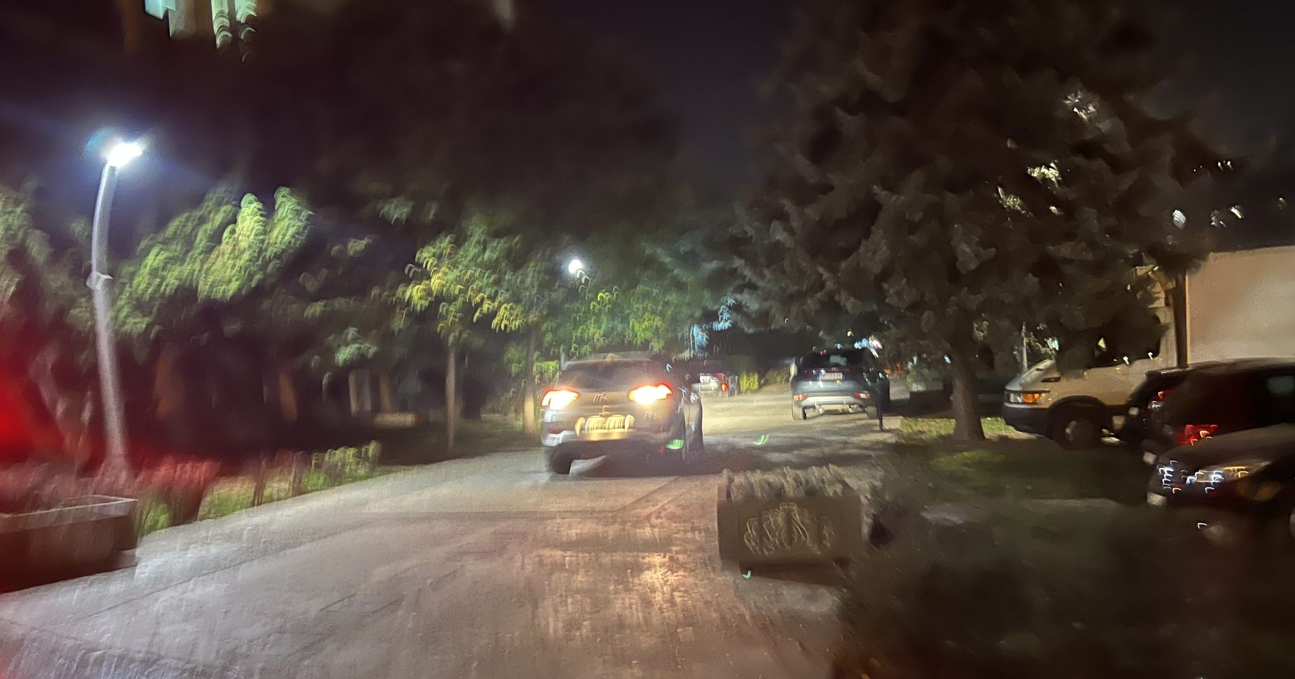 KUKAONICA:  Automobilima nije mesto na trotoaru!