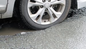 SAVET SUBOTIČKOG ADVOKATA : Šta da radim ako zbog “udarne rupe” oštetim auto?