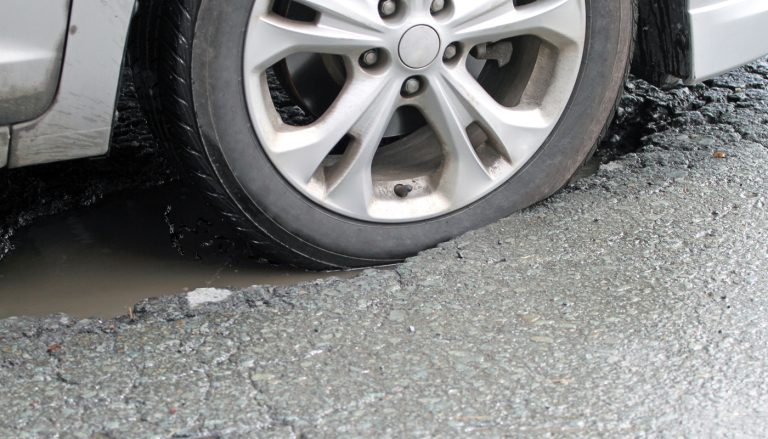 SAVET SUBOTIČKOG ADVOKATA : Šta da radim ako zbog “udarne rupe” oštetim auto?