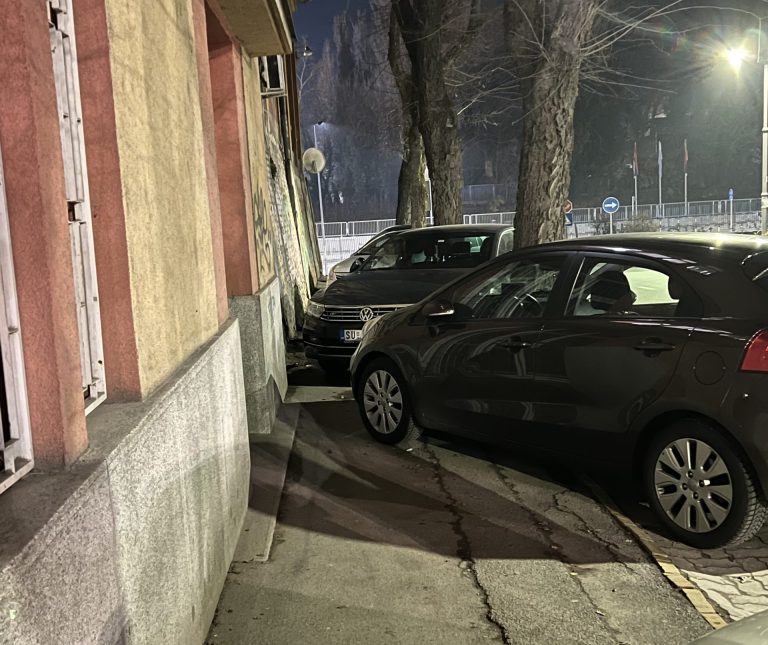 KUKAONICA: “Trotoar ili parking? Bezobzirno parkiranje ugrožava živote pešaka!”