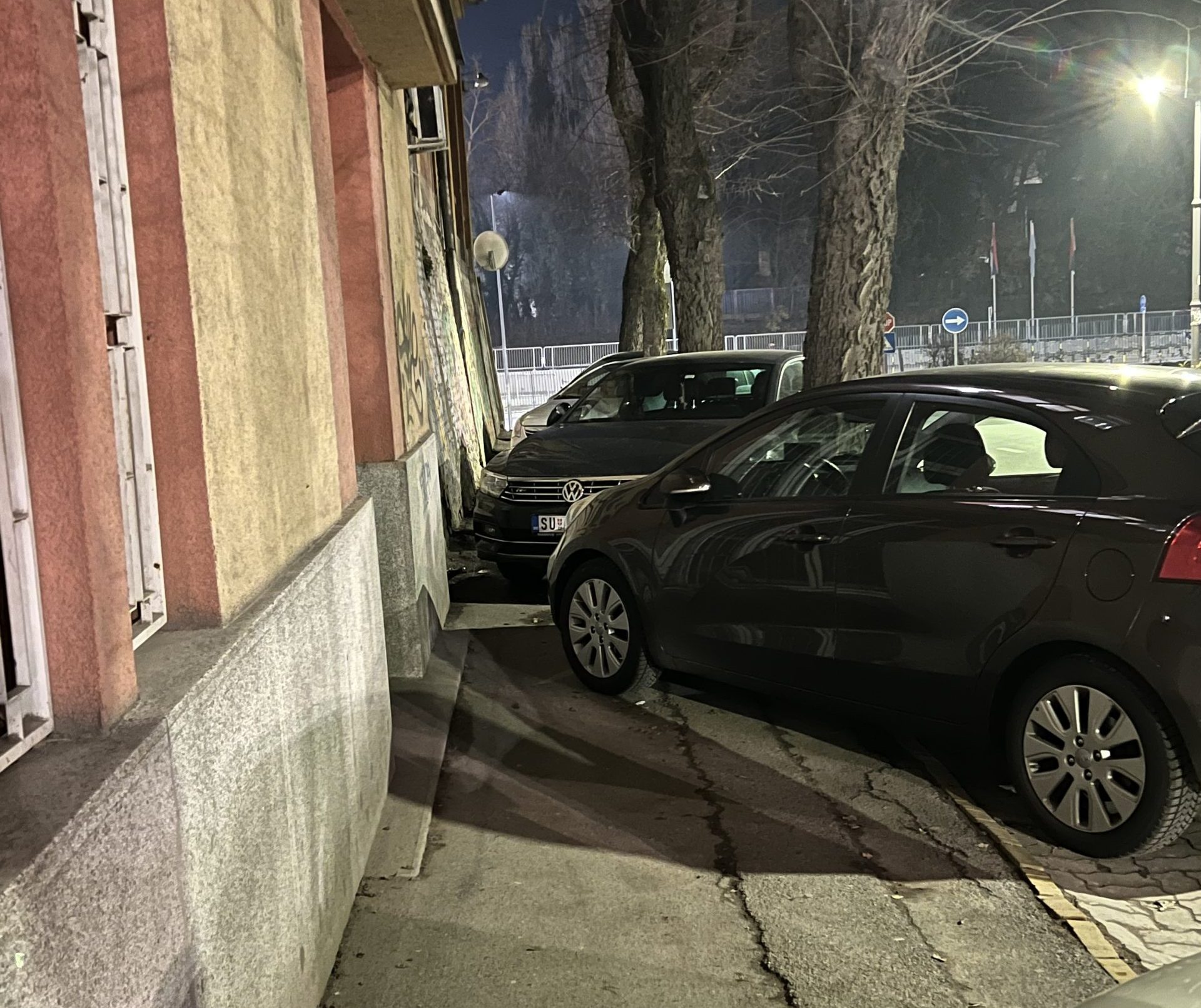 KUKAONICA: “Trotoar ili parking? Bezobzirno parkiranje ugrožava živote pešaka!”
