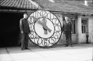 Menjanje sata na tornju Gradske kuće 1972. god.