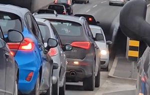 Vozač u suprotnoj traci kod podvožnjaka u Subotici izazvao zastoj – Pogledajte video!