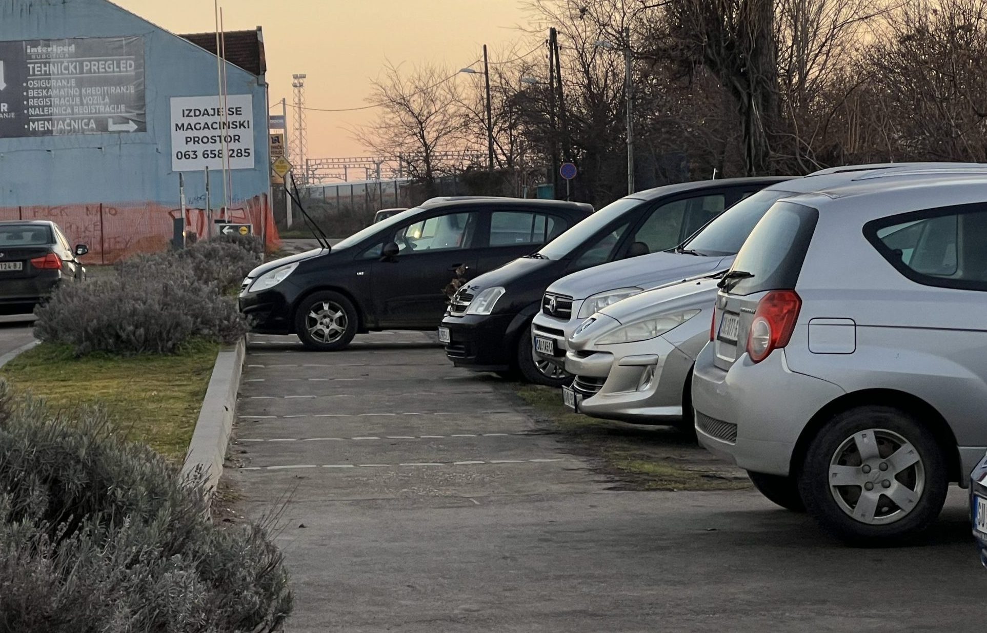 KUKAONICA: Kad trotoar postane parking – Gde da prođu pešaci?