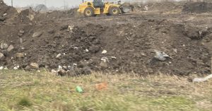 Naneta zemlja na mestu divlje deponije – fizički sprečeno dalje odlaganje otpada Naneta zemlja na mestu divlje deponije – fizički sprečeno dalje odlaganje otpada