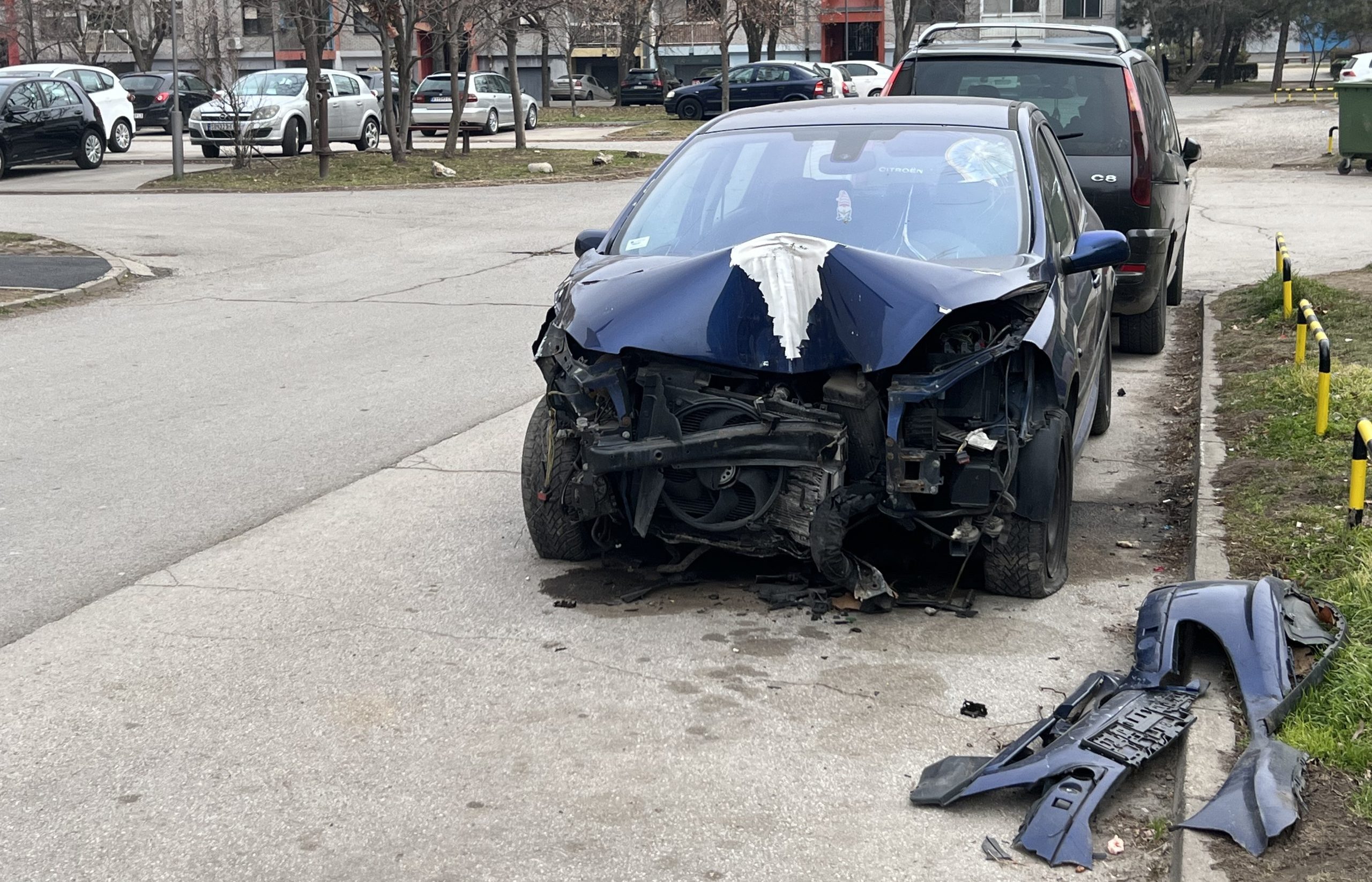 KUKAONICA:  Automobil nakon sudara zauzima put i ometa prolaz