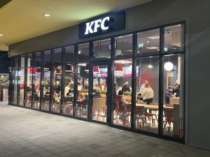 Prvi dan KFC-a u Subotici: Ogromna gužva i sjajna atmosfera – fotografije
