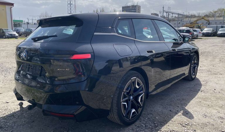Koliko zaista košta uvoz električnog BMW-a iz Nemačke? Istražujemo na primeru modela BMW iX X-Drive 40