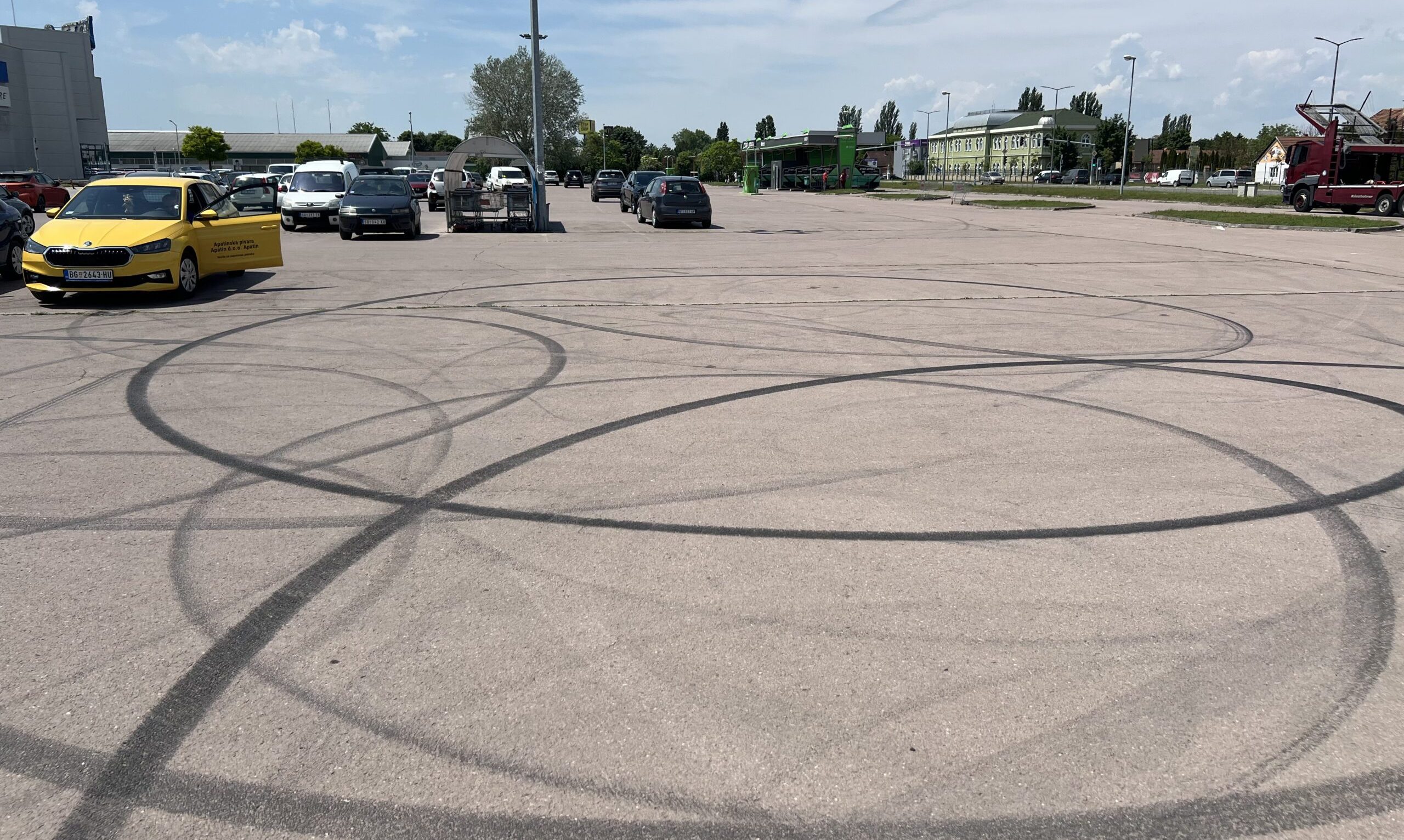 KUKAONICA: “Parking za kupce danju, staza za drift noću”