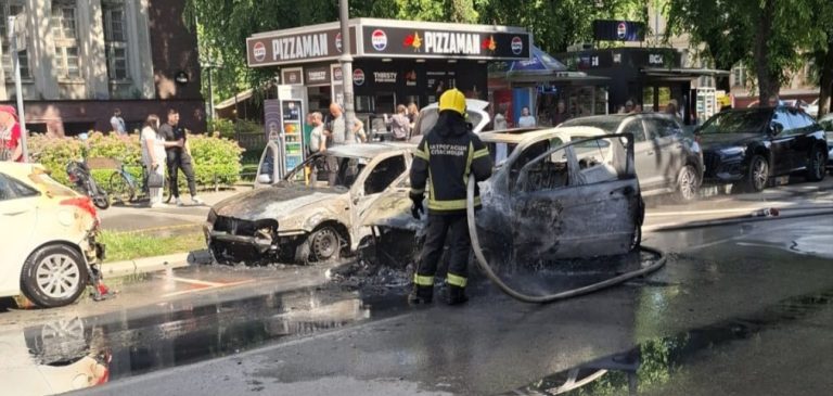 U požaru izgoreli “mercedes” i “golf”, vatra oštetila još dva vozila