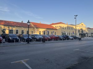 Besplatan parking ispred železničke stanice – rešenje za vozače koji žele blizu centra, bez plaćanja?