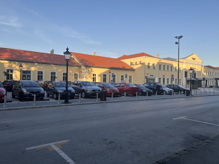 Besplatan parking ispred železničke stanice – rešenje za vozače koji žele blizu centra, bez plaćanja?