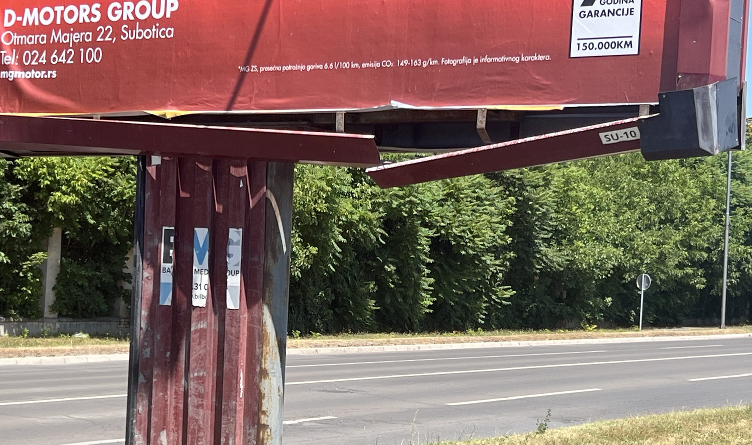 KUKAONICA: “Zapušten bilbord na Segedinskom putu – pretnja bezbednosti učesnika u saobraćaju”
