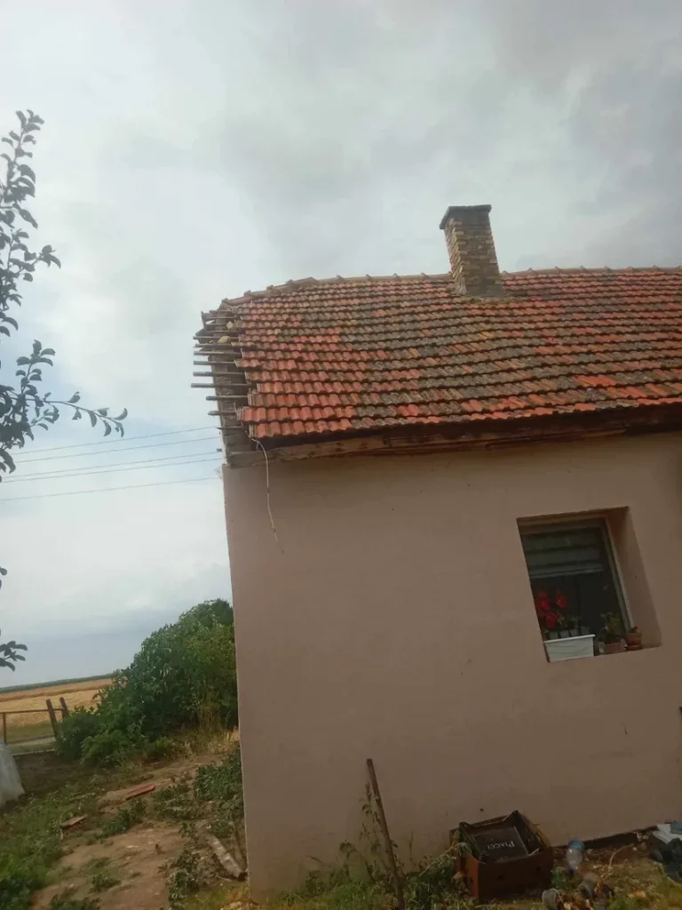 Apokaliptična scena pred očima! Majka i petoro mališana ostali bez krova tokom nezapamćene oluje u Đurđinu
