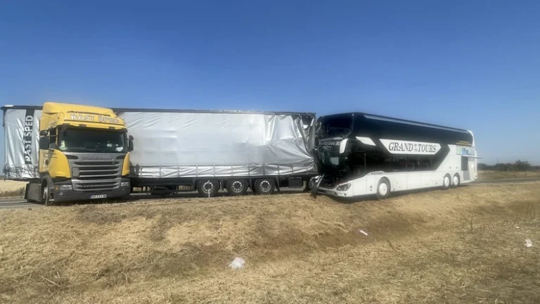 OSAM LJUDI POVREĐENO Nesreća kod Subotice, autobus se zakucao u priključno vozilo kamiona