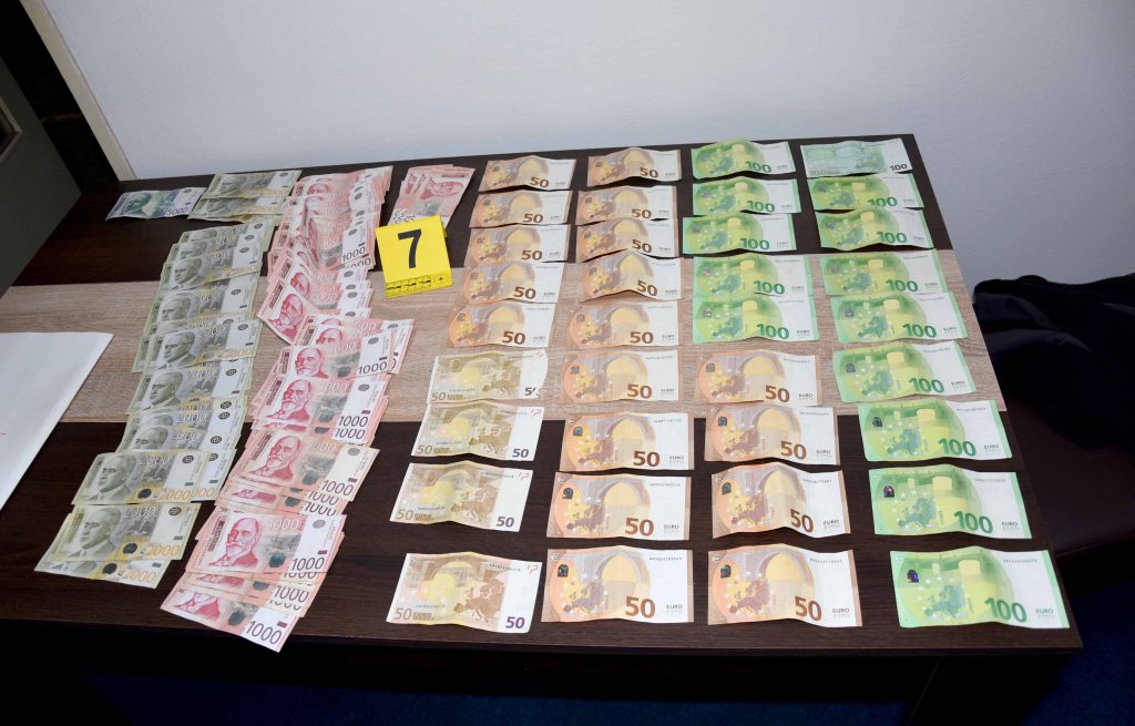 VELIKA AKCIJA POLICIJE U SUBOTICI Zaplenjena kila i po KOKAINA, uhapšena tri dilera!
