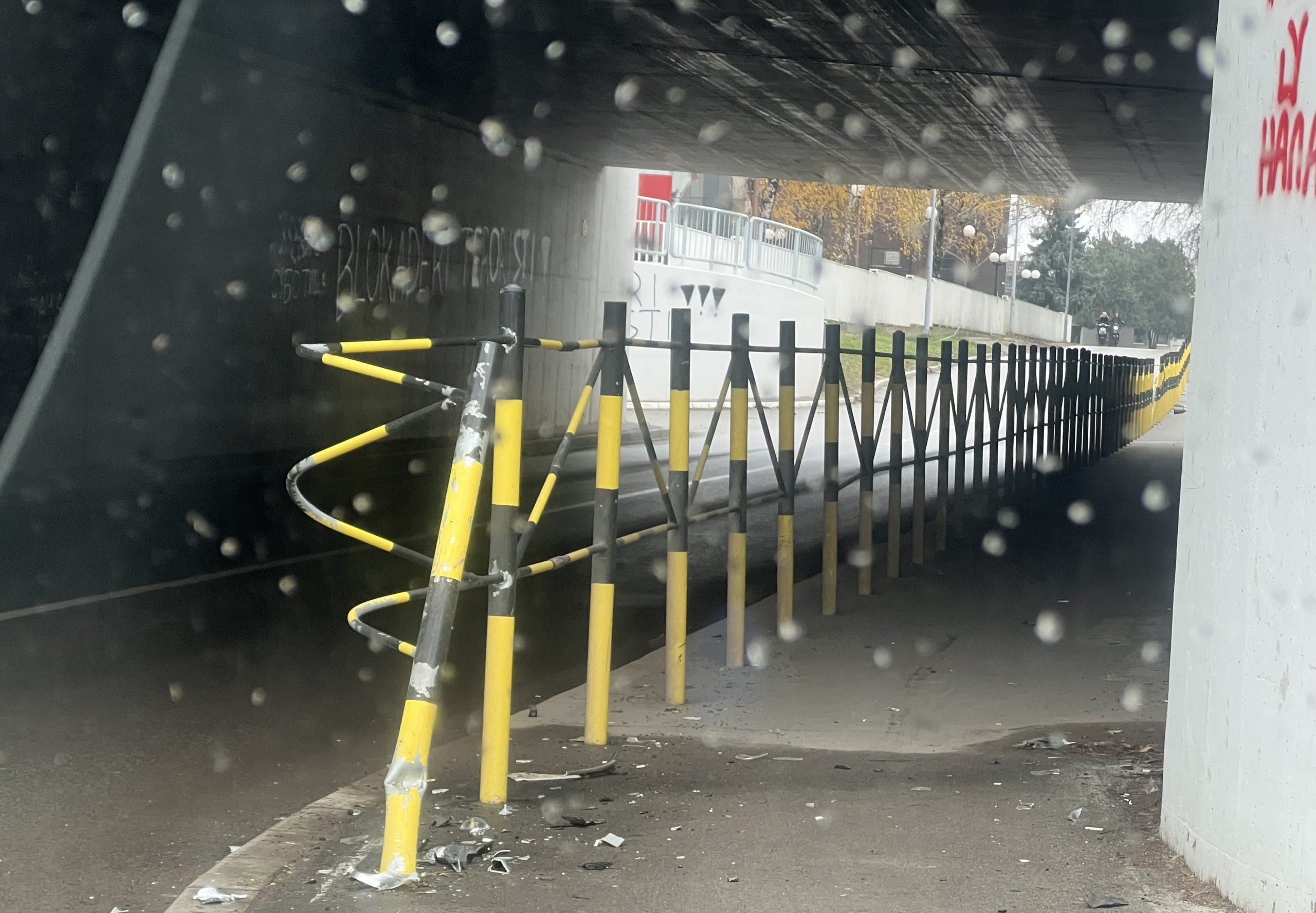 OŠTEĆENA ZAŠTITNA OGRADA U LOŠINJSKOJ ULICI: PODSEĆANJE NA VAŽNOST KONCENTRACIJE U SAOBRAĆAJU