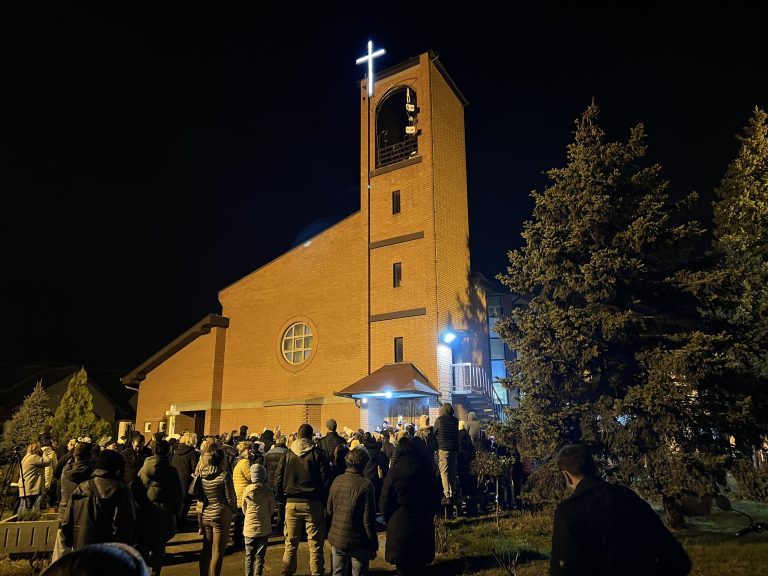 Advent u znaku solidarnosti: Uspešno održan peti humanitarni vašar u župi u Aleksandrovu