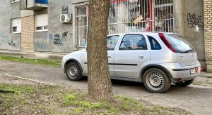 SUBOTIČARENJE: Trotoar kao lična garaža