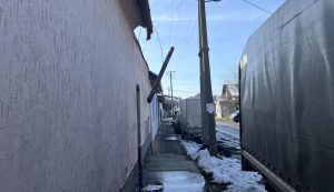 KUKAONICA: DRAMATIČAN PRIZOR U MZ BAJNAT- Otkačeni oluk ozbiljna pretnja za bezbednost prolaznika