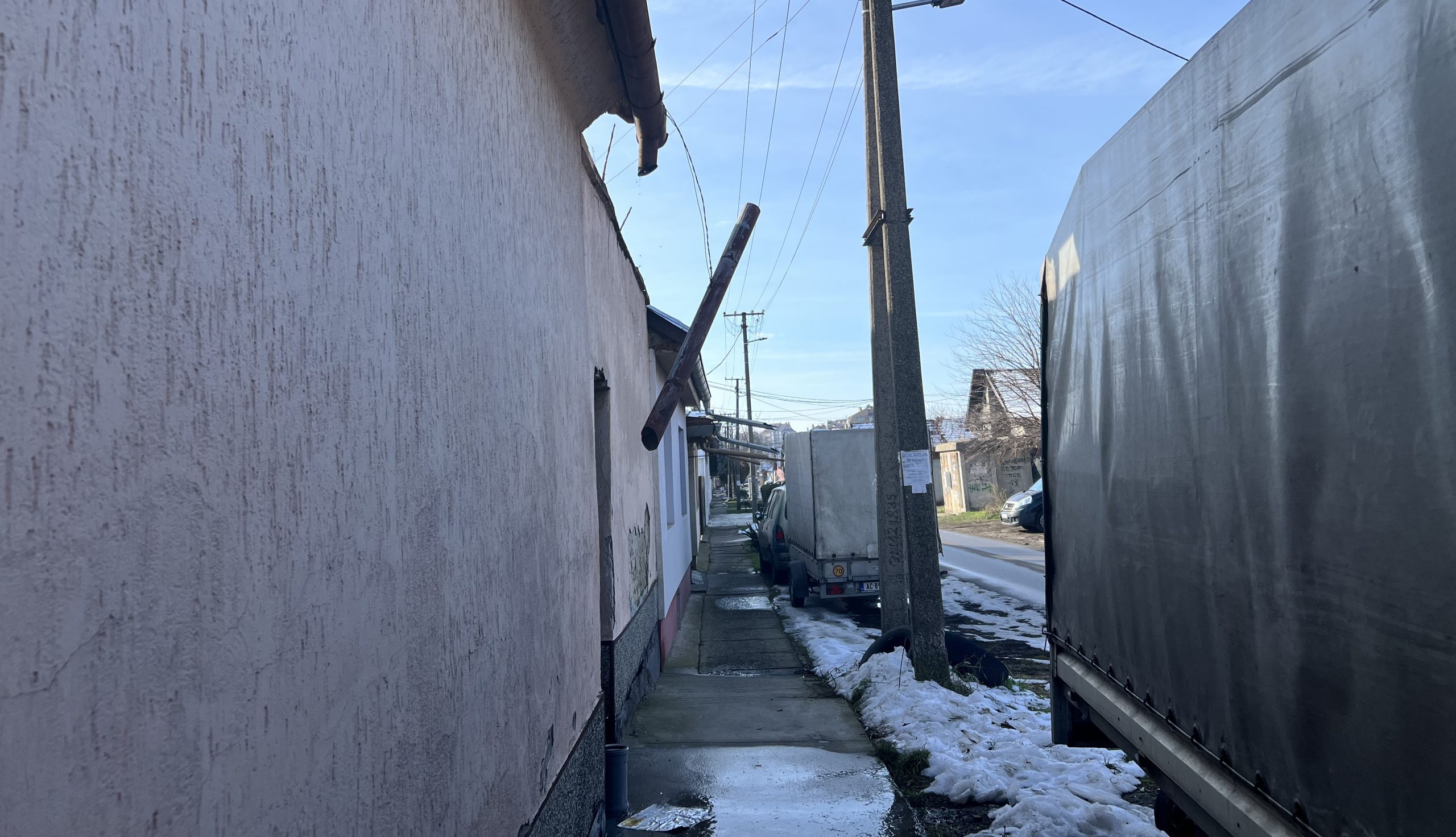 KUKAONICA: DRAMATIČAN PRIZOR U MZ BAJNAT- Otkačeni oluk ozbiljna pretnja za bezbednost prolaznika