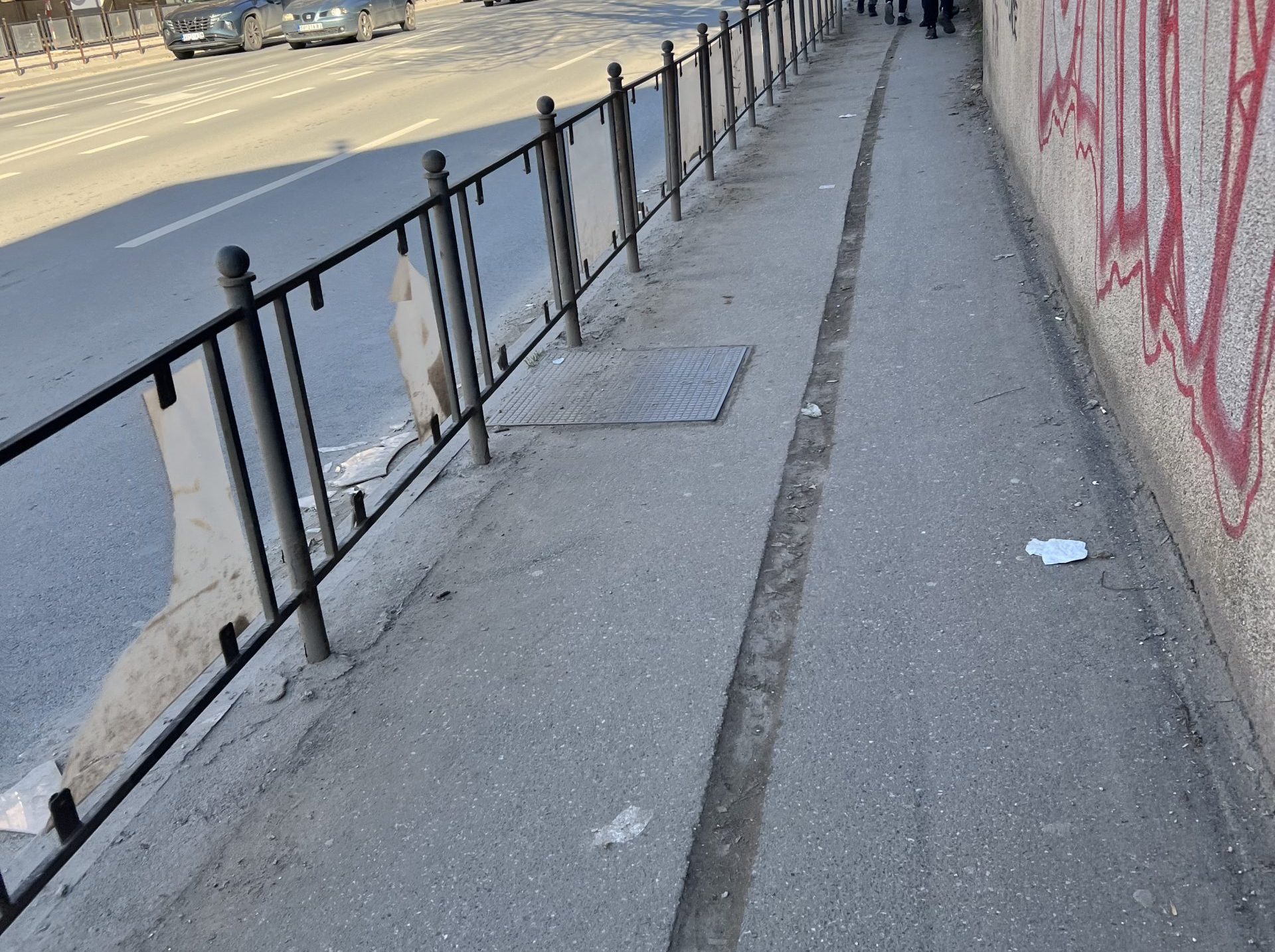 Nekome su smetali plastični paneli na zaštitnoj ogradi….