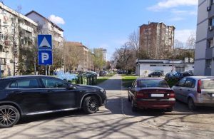 KUKAONICA: EGOCENTRIZAM NA ČETIRI TOČKA! TROTOAR KAO LIČNA PRĆIJA