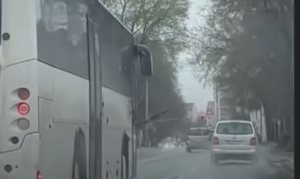 Neverovatan video! Subotičani za volanom treba da izbegavaju i BRISAČ autobusa u prolazu