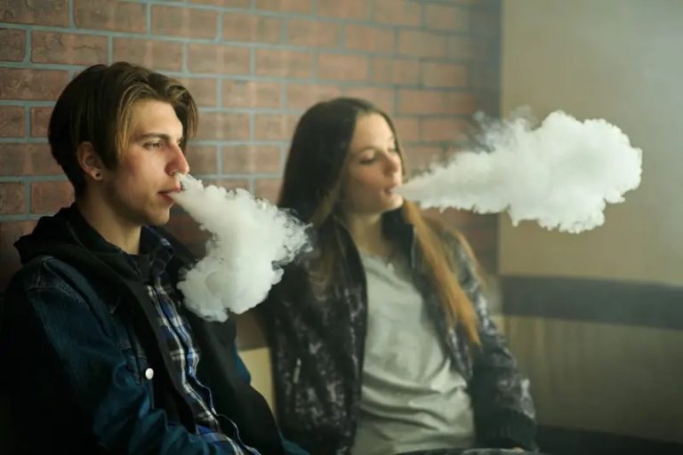 KRAJ PRODAJE E-CIGARETA MALOLETNICIMA: Novi zakon izjednačio „vejp“ sa običnim duvanom