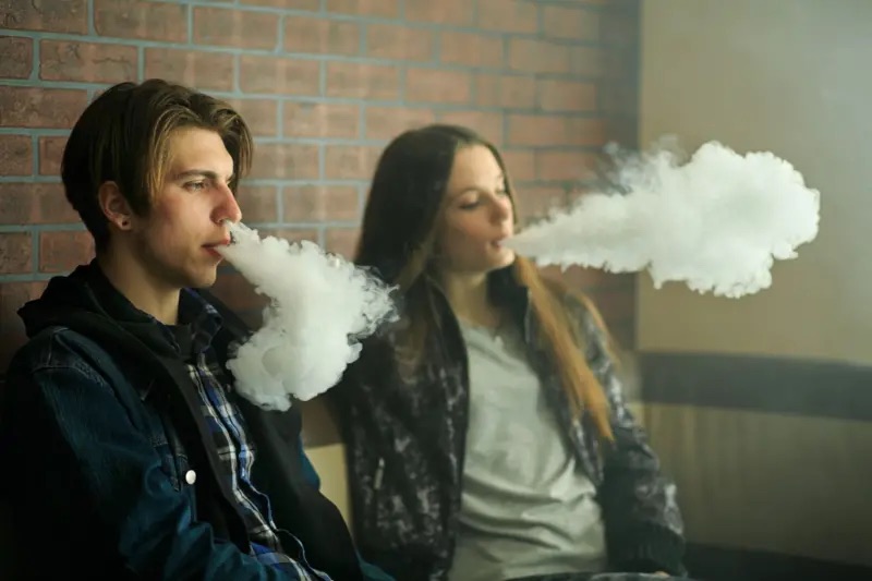 KRAJ PRODAJE E-CIGARETA MALOLETNICIMA: Novi zakon izjednačio „vejp“ sa običnim duvanom