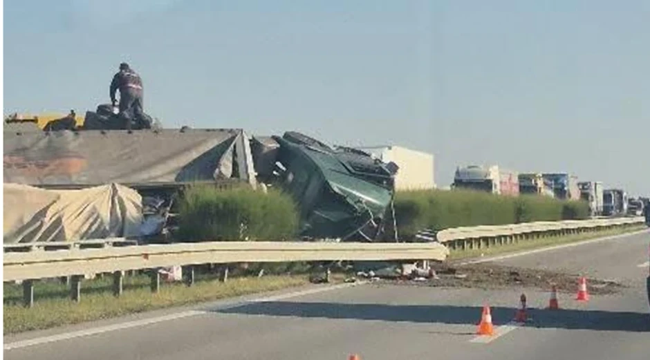 ŠLEPER SE PREVRNUO NA AUTO-PUTU SUBOTICA – NOVI SAD
