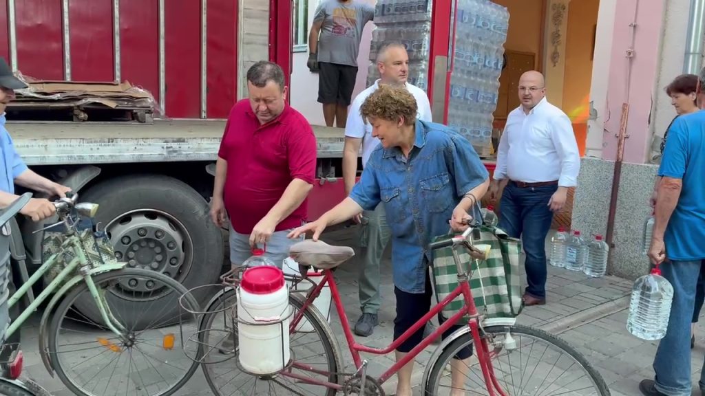 Podela flaširane vode meštanima Čantavira – zbog lokalnog zagađenja voda iz vodovoda i dalje nije za piće