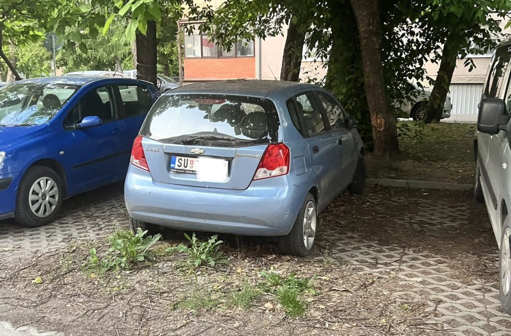 KUKAONICA: Neregistrovani „Ševrolet” godinama zauzima parking mesto