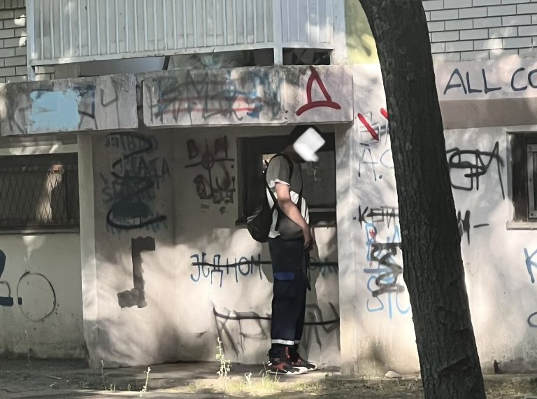 KUKAONICA: “Lik opušteno urinira ljudima direktno ispod terase”