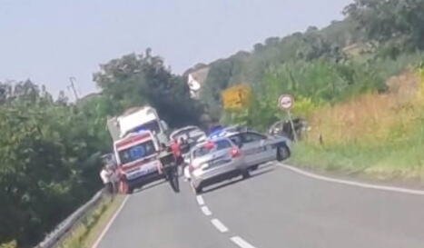 PRVA SLIKA STRAVIČNE NESREĆE: Tri automobila učestvovala u jezivom sudaru, jedna osoba poginula na mestu (foto)