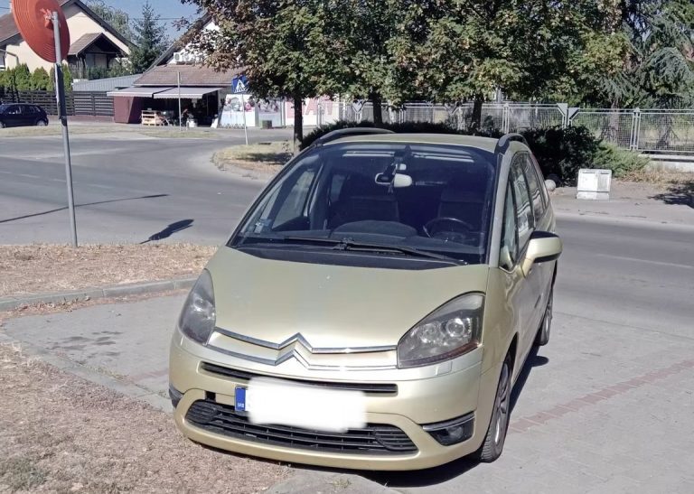 BAHATOST ISPRED BOLNICE: Ostavio auto preko dva parking mesta