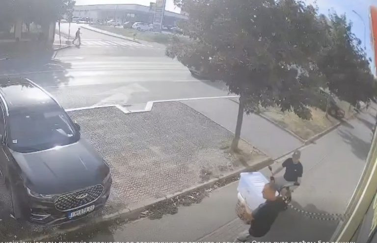 (VIDEO) SNIMAK IZ INĐIJE KAO POSLEDNJA OPOMENA: Ovakva vožnja podsetila zašto je zakon uveo OBAVEZNU REGISTRACIJU električnih skutera!