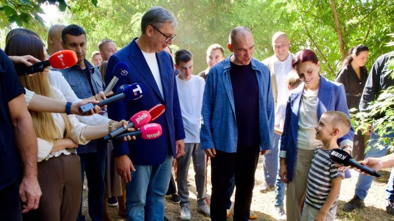 Vučić iz Subotice najavio: Pruga do Budimpešte ove jeseni, nova fabrika i veće penzije od decembra