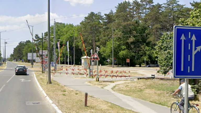 Voz prolazi, rampa podignuta: Sugrađani upozoravaju na veliki problem